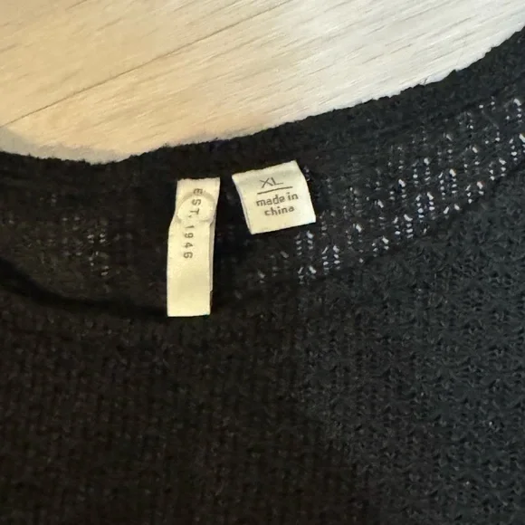 Chic Black Women's Short Sleeve Top - Picture 2 of 3